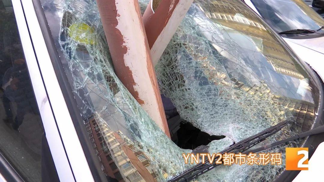 恶劣天气造成落水管砸到车恶劣天气造成落水管砸到车，车主应对之策与预防措施
