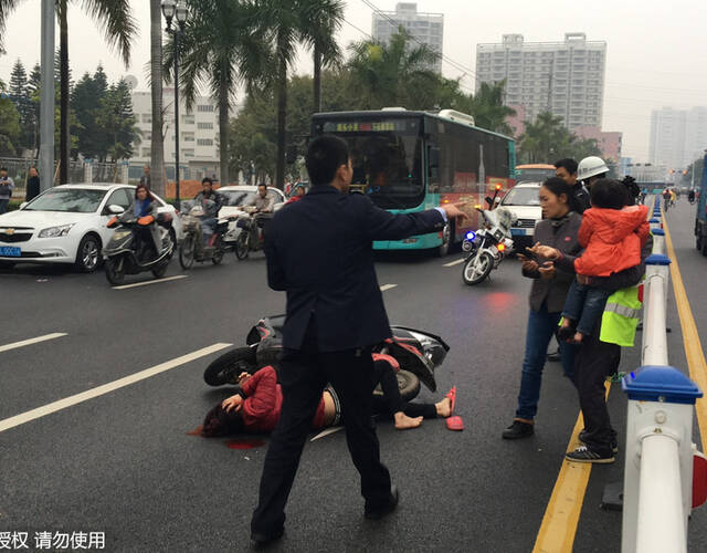 女子骑车摔倒身亡 视频对于女子骑车摔倒身亡的视频，我无法提供具体的链接或详细描述。此类信息涉及到人的生命和安全问题，非常敏感和严肃。同时，传播这样的信息可能会对涉及人员的家庭和社会造成不良影响。